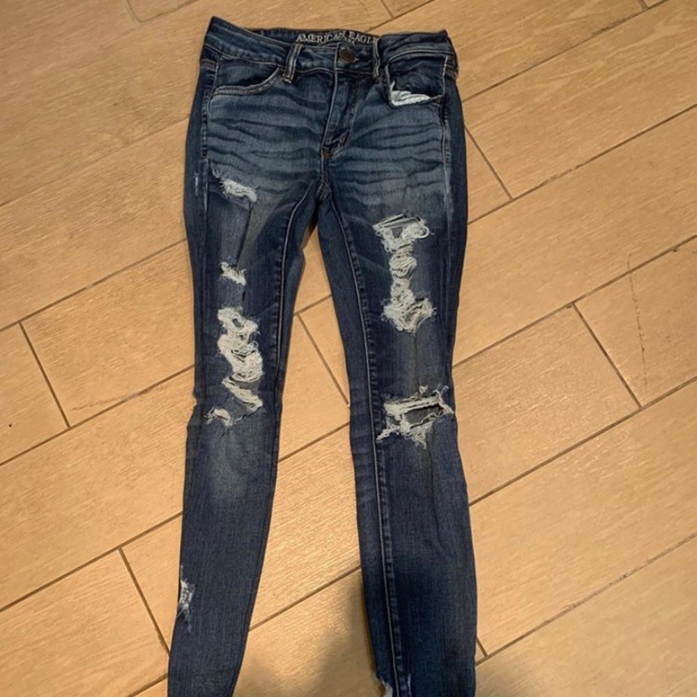 NEVER WORN RIPPED JEANS